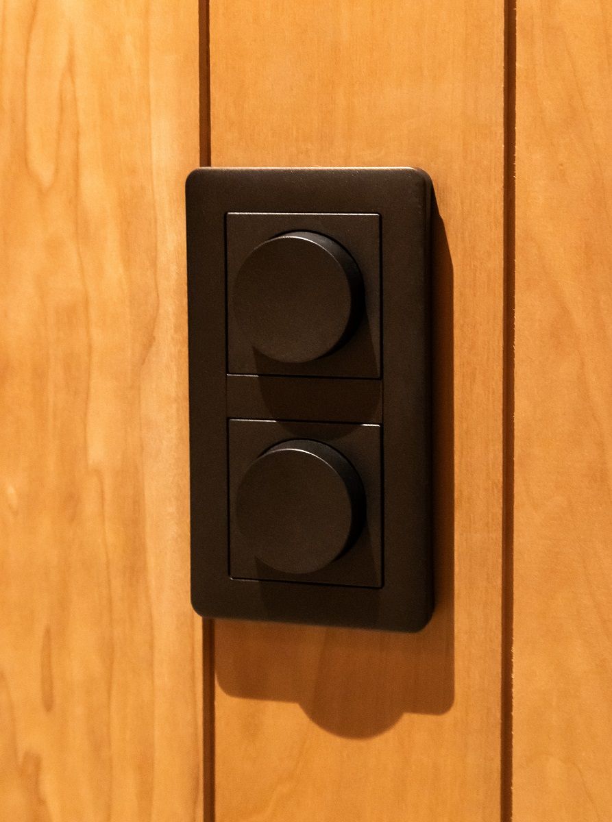 Dimmer a led nero in due pezzi per l'oscuramento e il funzionamento delle luci.